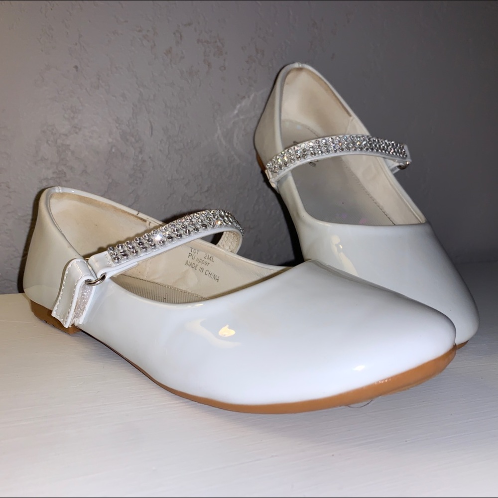 ADORABLE GIRLS SHINY WHITE FLATS